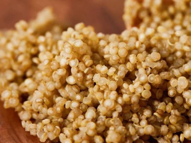 熟藜麦上,还经常可以看到白色条状物,这是藜麦的胚芽,胚芽是植物种子