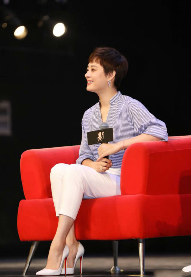 孙俪为了时尚拼了,竟把筷子高跟鞋削掉一半?薄如纸难怪站不起来