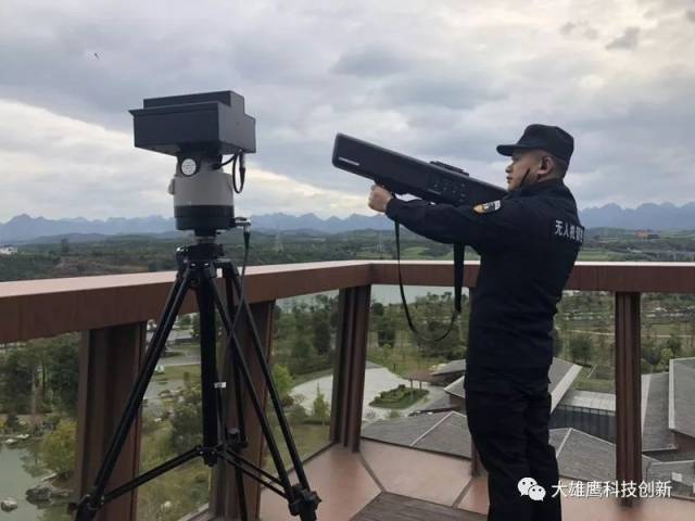 单肩扛,肩扛,单肩扛人_大山谷图库