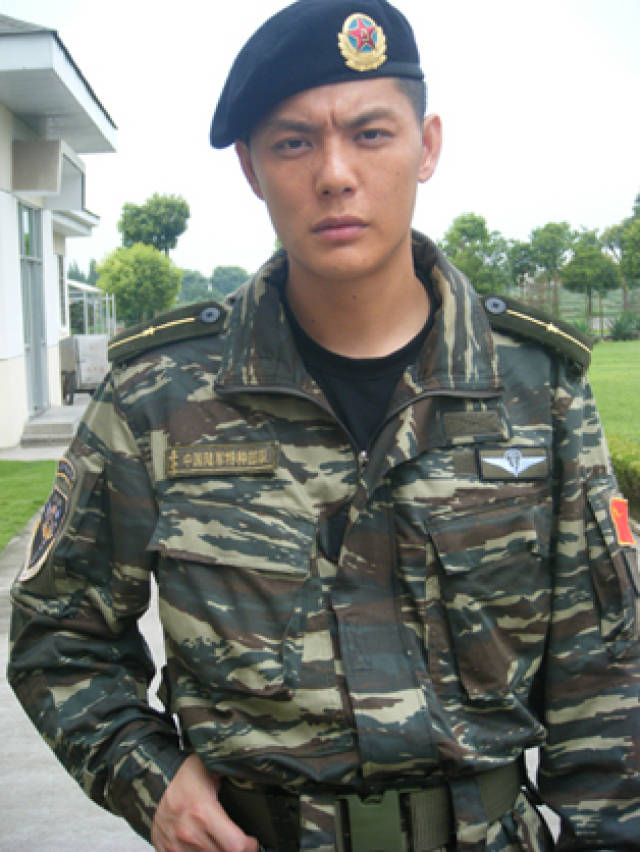 傅程鹏外形条件也很适合演军人,运动员出身的他一身正气.