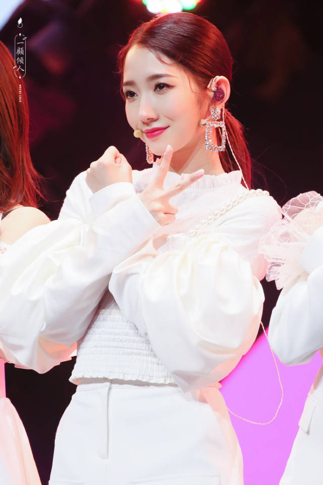 2018腾讯视频星光盛典:火箭少女101荣获得年度团体,《light》荣获年度