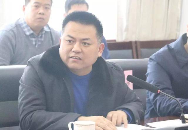 副县长杜杰作汇报