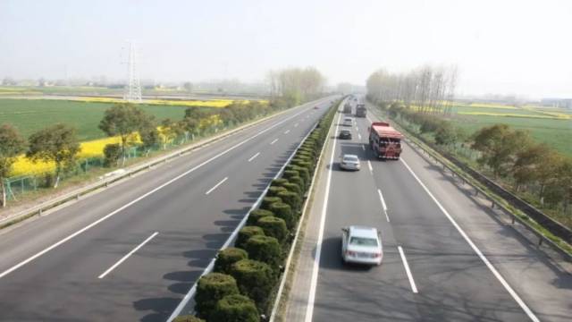 国道g233穿境而过