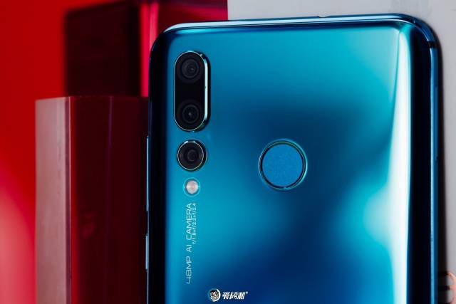 华为nova 4首发上手:4800万拍照非常强,全新外观很拉风!