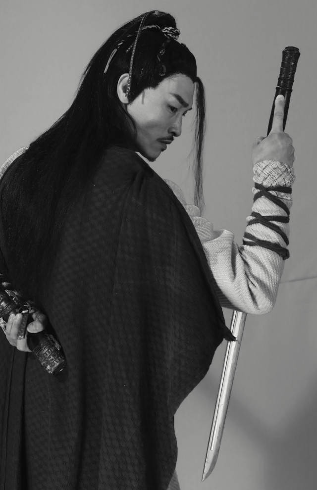 陈韦然,中国内地武打演员,有着帅气硬朗的外表,一组新剧古装剧照眼神