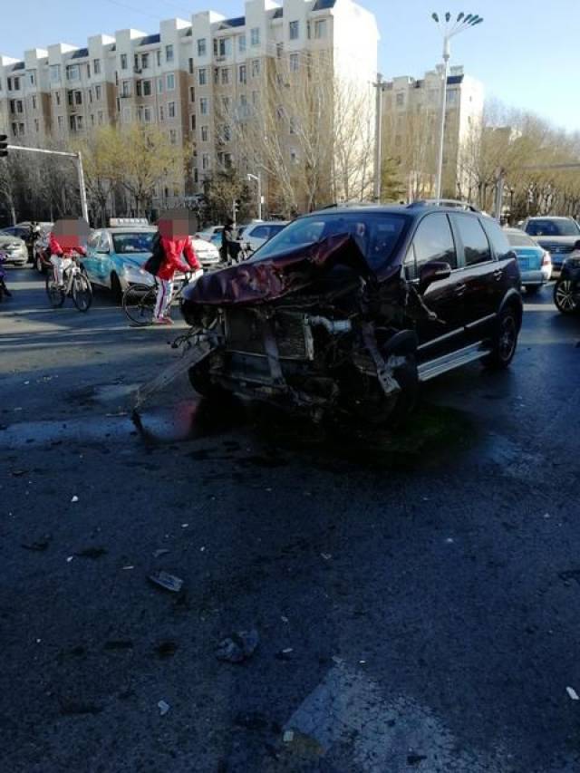 永安路與紅勝大街交匯處發生嚴重車禍.