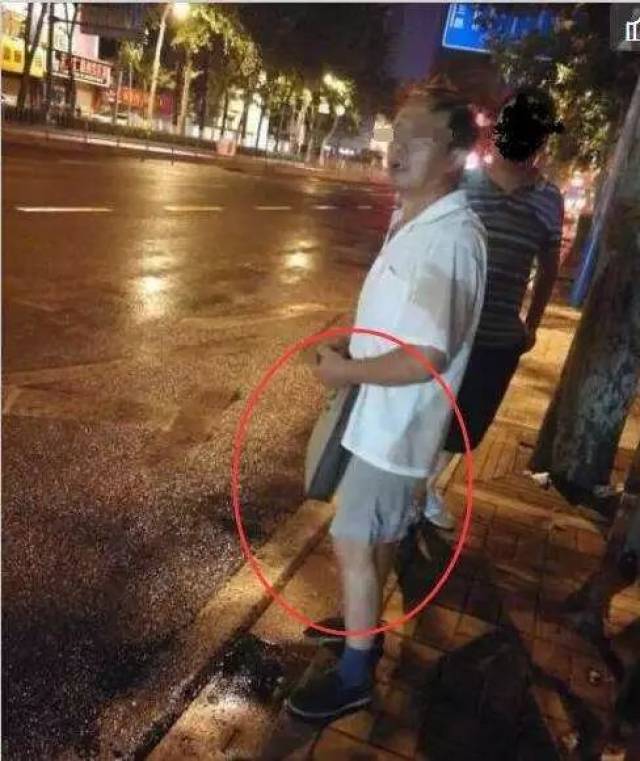 福州女子公交站台等车遇变态男!露出生殖器做不雅动作!