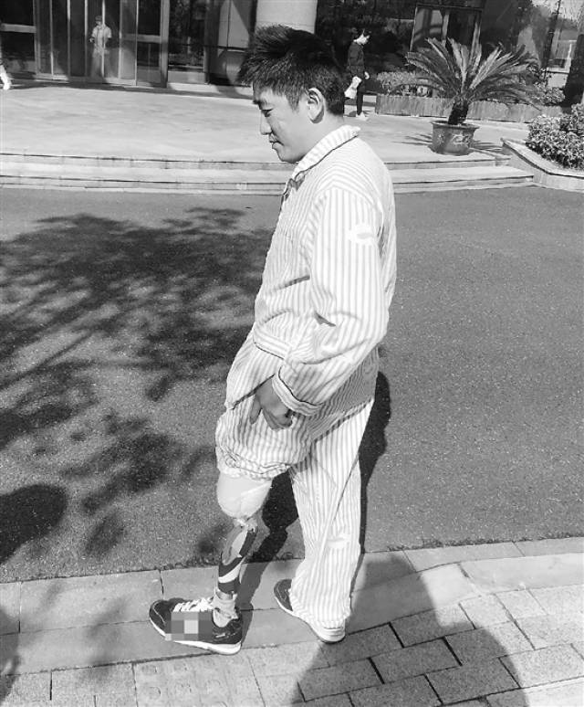 杭州独腿外卖小哥装上假肢:想回去送外卖 还想参加马拉松