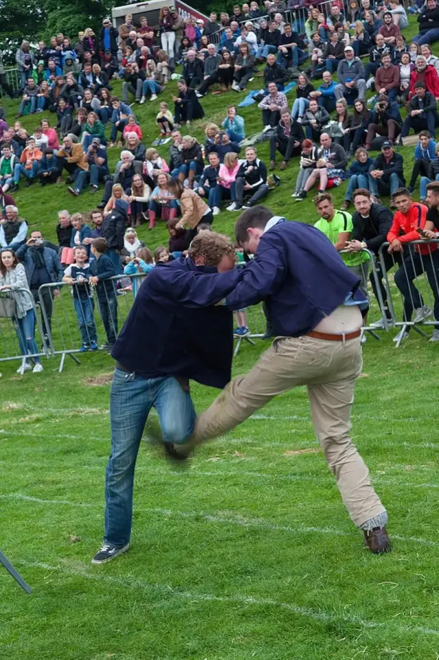 专制不服!英国民间传统武术,低扫踢"铁腿功"