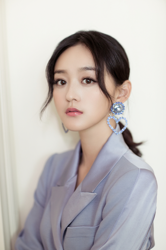 何泓姗惊艳亮相气场满分获年度突破电视剧女演员