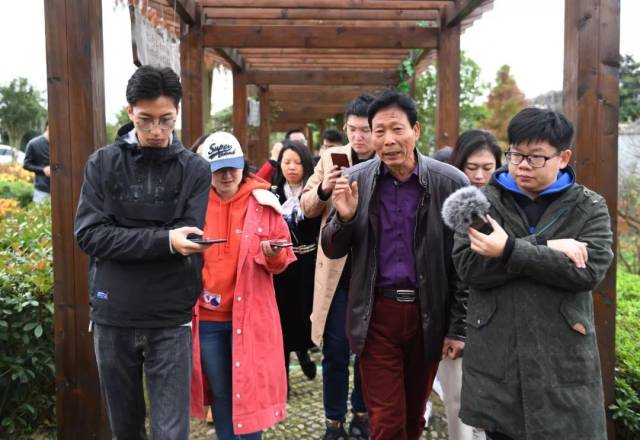 庄允肖向行走"浙"水间媒体采风团介绍海头村菊花产业