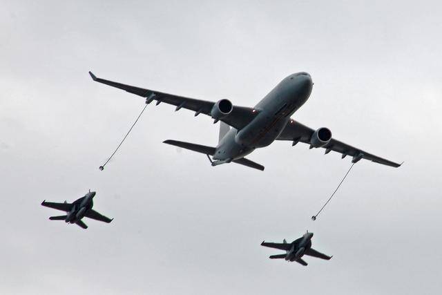 发展大型空中加油机有啥用?未来加油机可给战机加油,还能运输_手机搜