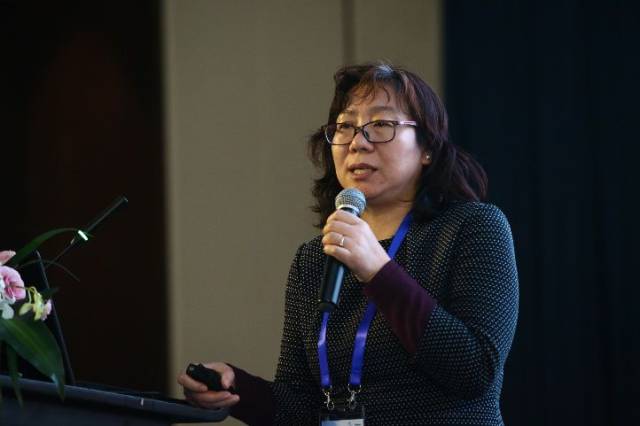 浙二医院的陈佩卿教授通过文献回顾,讲解了flacs前囊环形切开与lensx