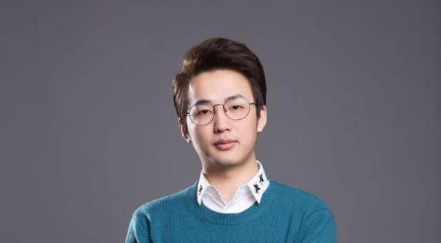他现在在虎牙直播,在白天的主播里面,他的人气可以说是最高的了,他的