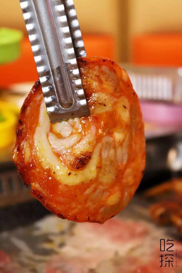 提前做好麻辣调味的兔肉卷,肉质绵软,香嫩,肥瘦相间,烤到微焦的时候