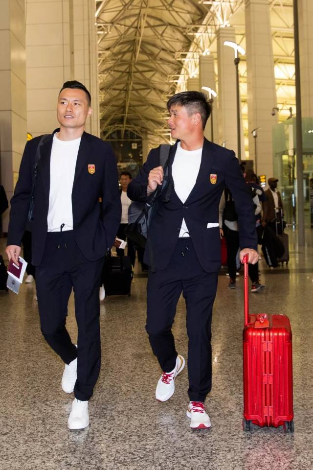 今天中午,备战亚洲杯赛的中国男足国家队从广州飞抵卡塔尔多哈,开始了