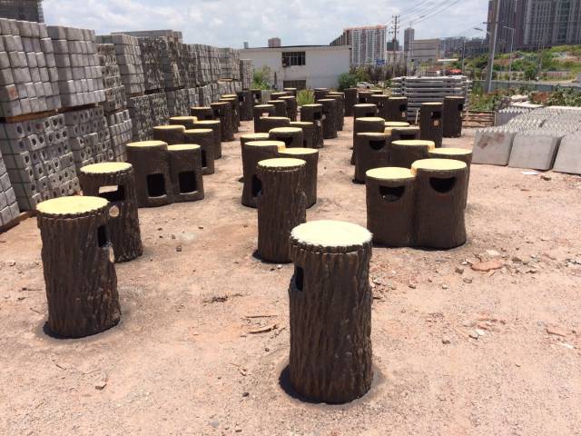 水泥仿树桩垃圾桶图片,混凝土仿木垃圾桶在户外园林中的运用