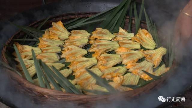 這種瓜花餈粑可以長久保存,隨取隨吃,是外出勞作時可以隨身攜帶的食物