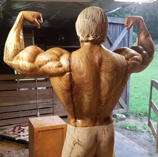 令人难以置信真人大小的施瓦辛格雕像竟是用树干创造的