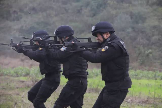 大竹一群特警出动!冲锋枪,手枪全都带上了!