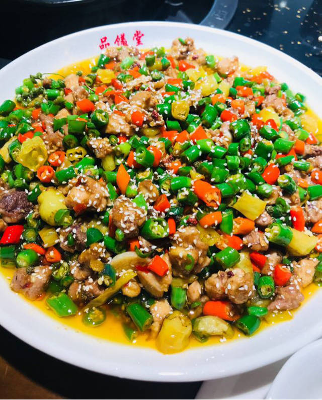 昆明品馐堂将重庆江湖菜和特色养生汤锅完美配搭,只为你跳跃的味蕾