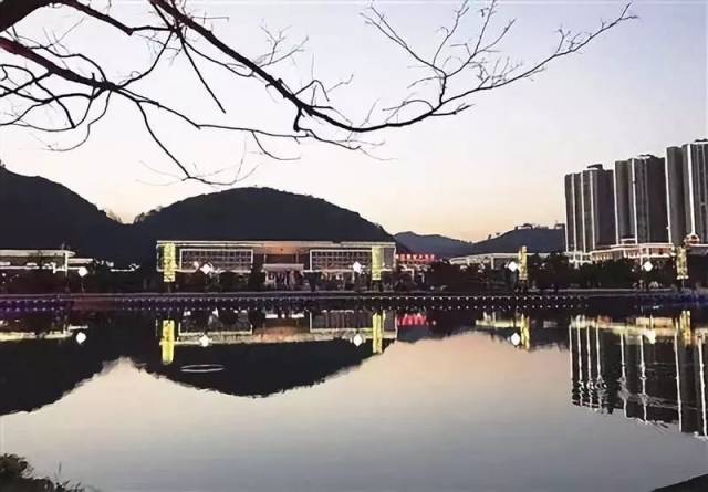在老人的记忆当中,1979年,从瓮安县城到贵阳每天只有一班车,发车时间