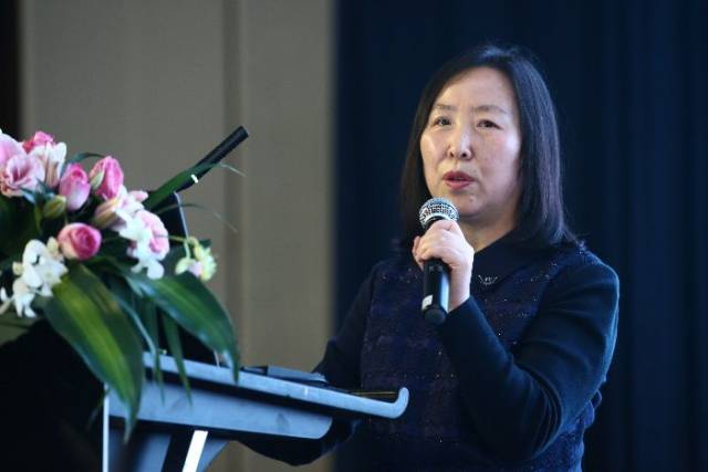 浙二医院的陈佩卿教授通过文献回顾,讲解了flacs前囊环形切开与lensx