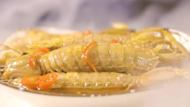 汤汁咸中带甜,麻中有辣, 剥了壳露出白嫩的虾肉, 在汤里过一下再入口