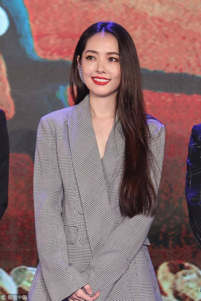 郭碧婷西装红唇秒变"天仙攻" 提及男神古天乐一脸害羞
