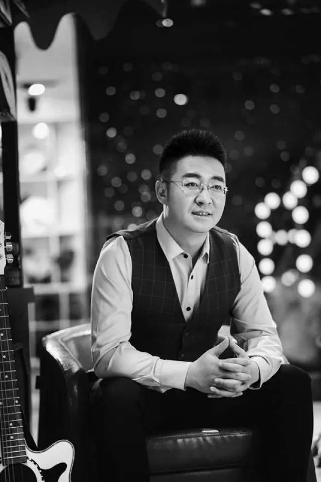 【美丽风暴】张嘉译和靳东之后,又一位霸屏男神《李乐在说》主播李乐