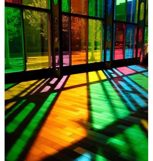 透过玻璃窗,洒落暖暖的阳光