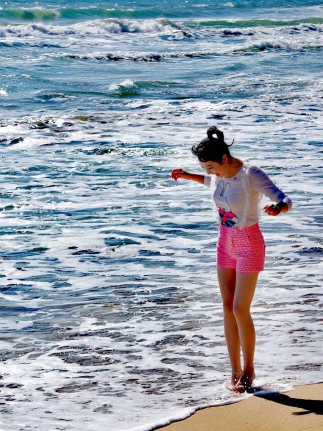 杜悦姐姐踏浪嬉戏