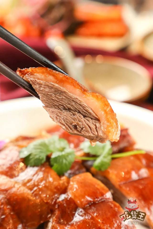 在开吃之前淋上店家特调的烧鹅汁,整盘烧鹅散发出微微香甜的气息.