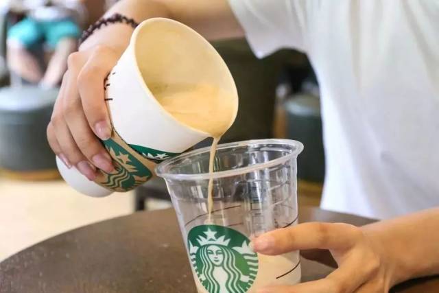 把大杯的香草拿铁倒进去冷饮杯中,看看有什么区别?