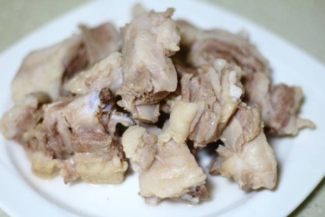 4,捞出焯水后的羊排,用清水冲洗干净表面的浮沫