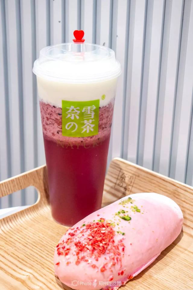 首次将草莓,蓝莓,树莓这三种莓果混搭出的霸气芝士莓莓莓,是奈雪三