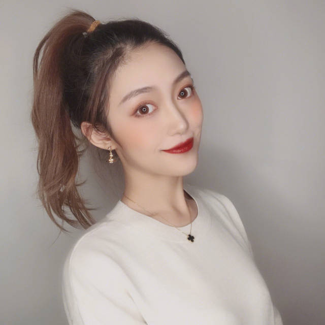 高马尾 不死板的高马尾记得卷一下发尾~正面看一定要看到马尾的揪揪哦