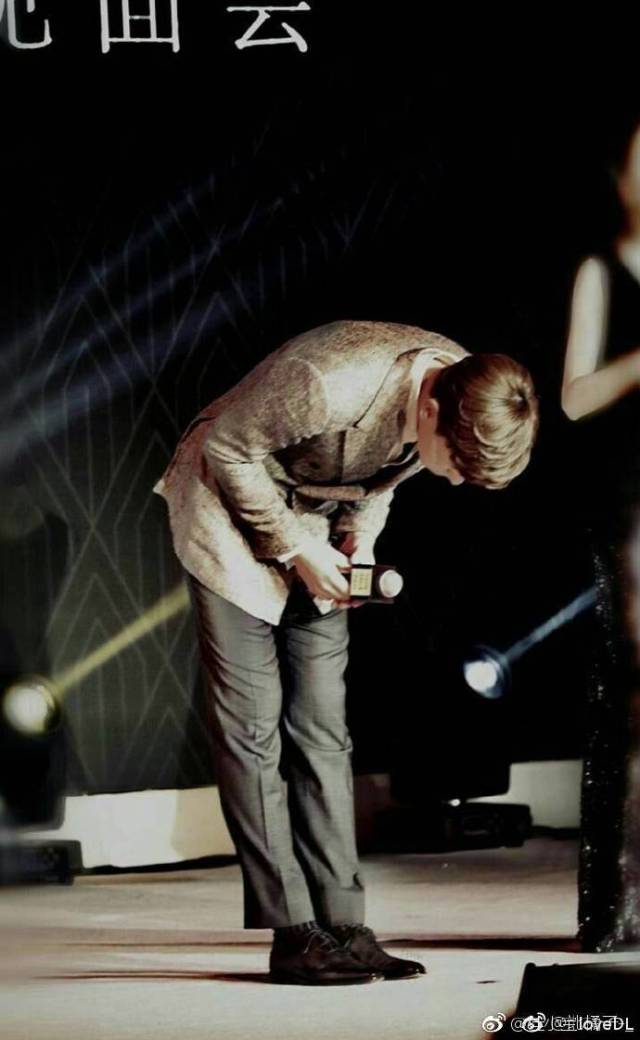 邓伦的暖心时刻:每次领奖完都会深深鞠一躬感谢粉丝