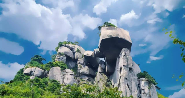 大峡谷,"中华一绝"紫柳园,"千年佛踪"祖师峰,"大别山上小黄山"聚云峰