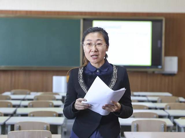 设计阅读教学"的备课展示活动,八年级英语备课组组长王妍老师主持活动