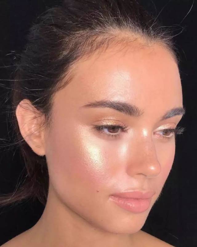 照片看上去皮肤虽然有点泛油光但总体还是很不错的