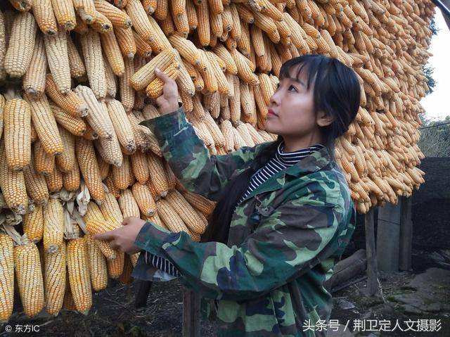 她和当地农村同龄的女孩子一样,在家里劈柴,喂猪干农活,还要照顾残疾