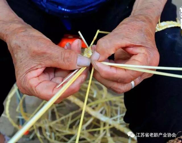 盐城老人冬闲编草忙致富