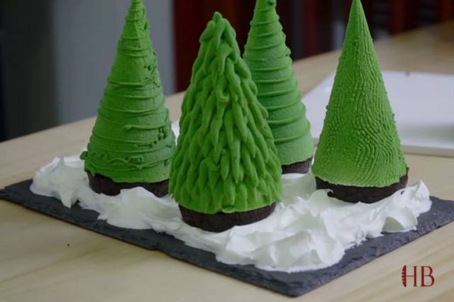 2.将4款造型的圣诞树放在奶油雪堆上
