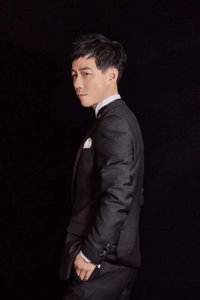 王茂蕾绅士风亮相极品珠宝夜宴全新面貌尽显儒雅气质