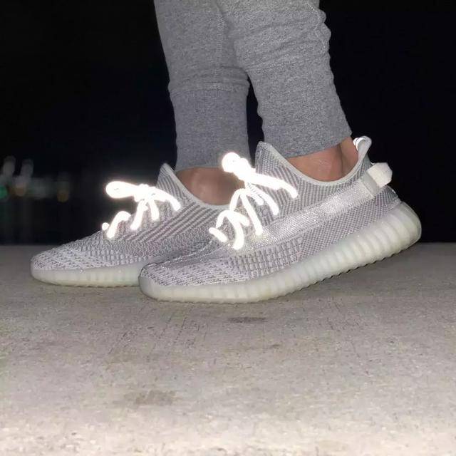 满天星和普通版有何区别？Yeezy 350 V2 “Static” 下周_手机搜狐网