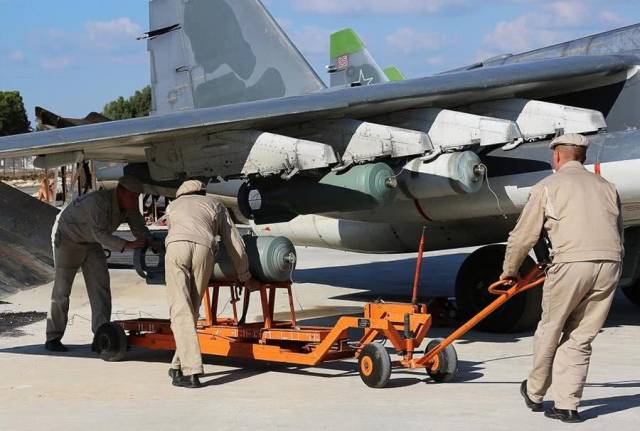 原创俄军十枚"超级炸弹"部署赫迈米姆空军基地 美军请求:可别乱炸