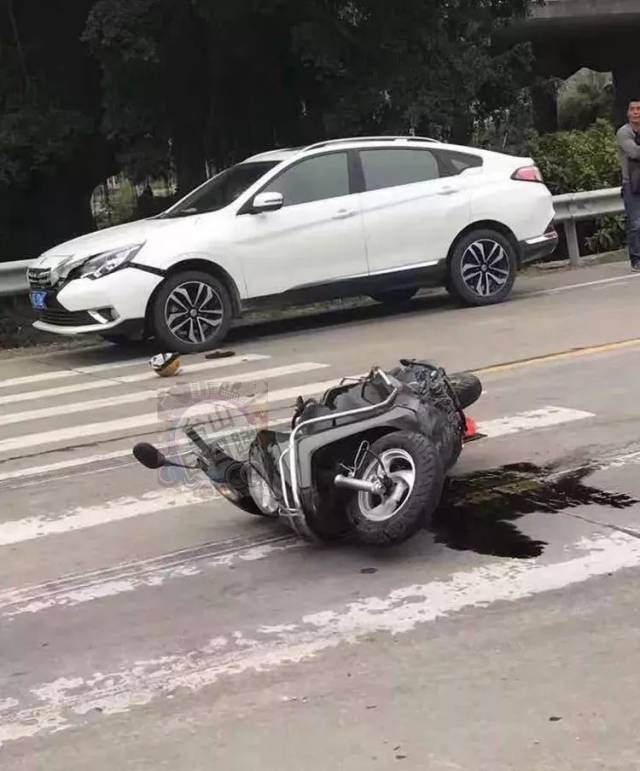 【突發】台山海宴:一輛小車與摩托車碰撞,造成一人受傷!