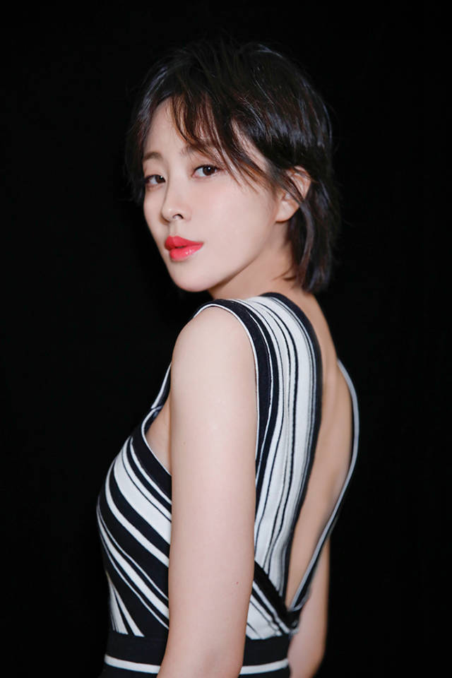 演员孔宋今亮相搜狐时尚盛典 干练造型诠释经典时尚