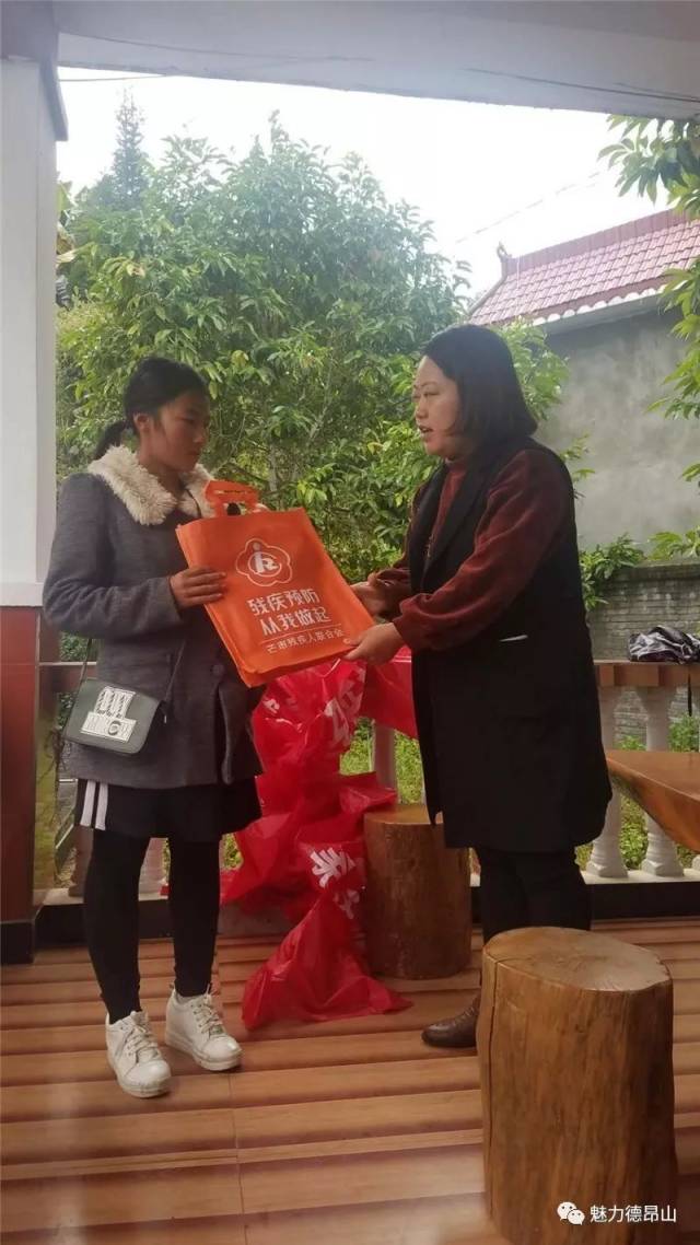 芒市残疾人联合会副理事长蒋静和三台山乡副乡长雷散散对此次宣传义诊